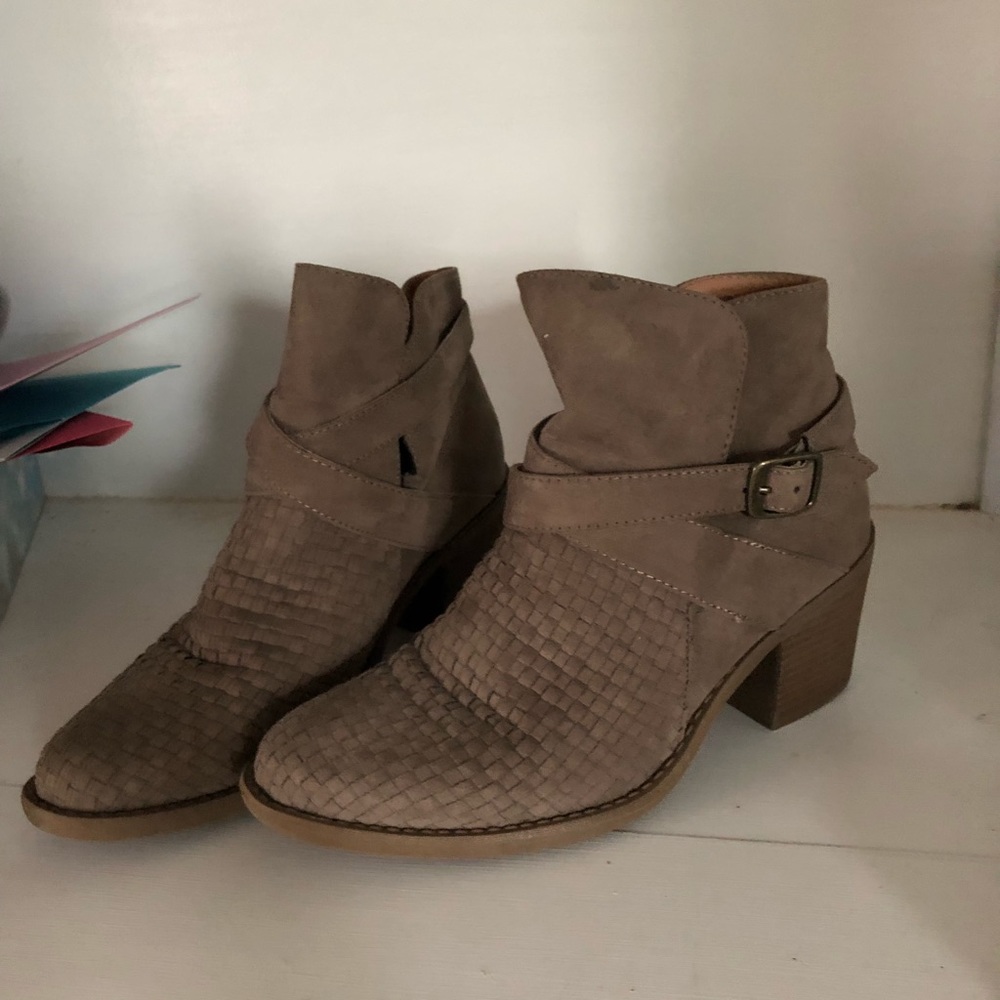 Buckle taupe ankle boots